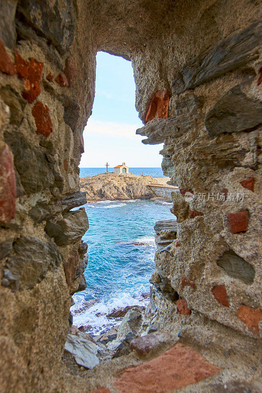 Collioure Chapelle圣文森特在地中海海岸的风景-法国的地标